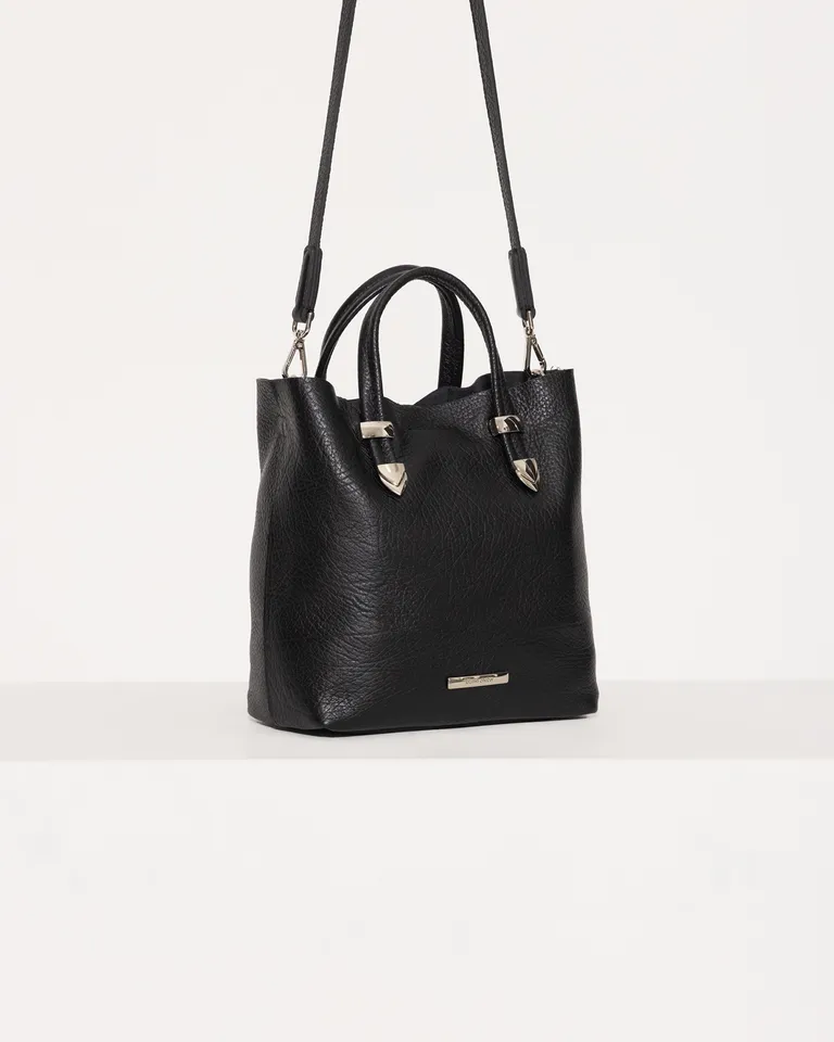 Bolso tote de cuero vacuno de tamaño intermedio con correa ajustable y detalles metálicos de Jazmin Chebar en Bolsos y Carteras para argentina