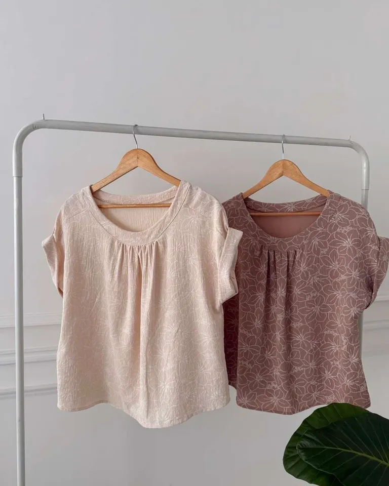 Blusa de escote en U con detalles de fruncidos, diseño casual y elegante para la mujer de Hesed en Blusas para argentina