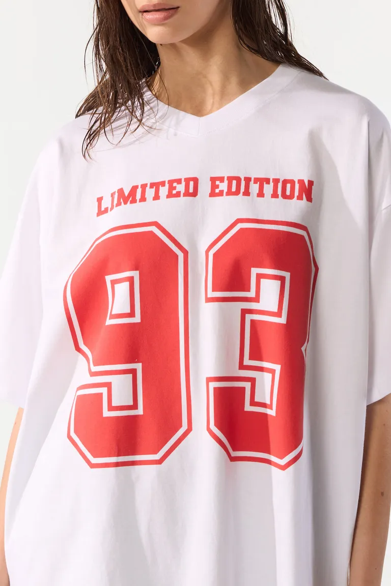 Remera de corte amplio con estampa gráfica numerada en el frente y cuello redondo de Cuesta Blanca en Remeras para argentina