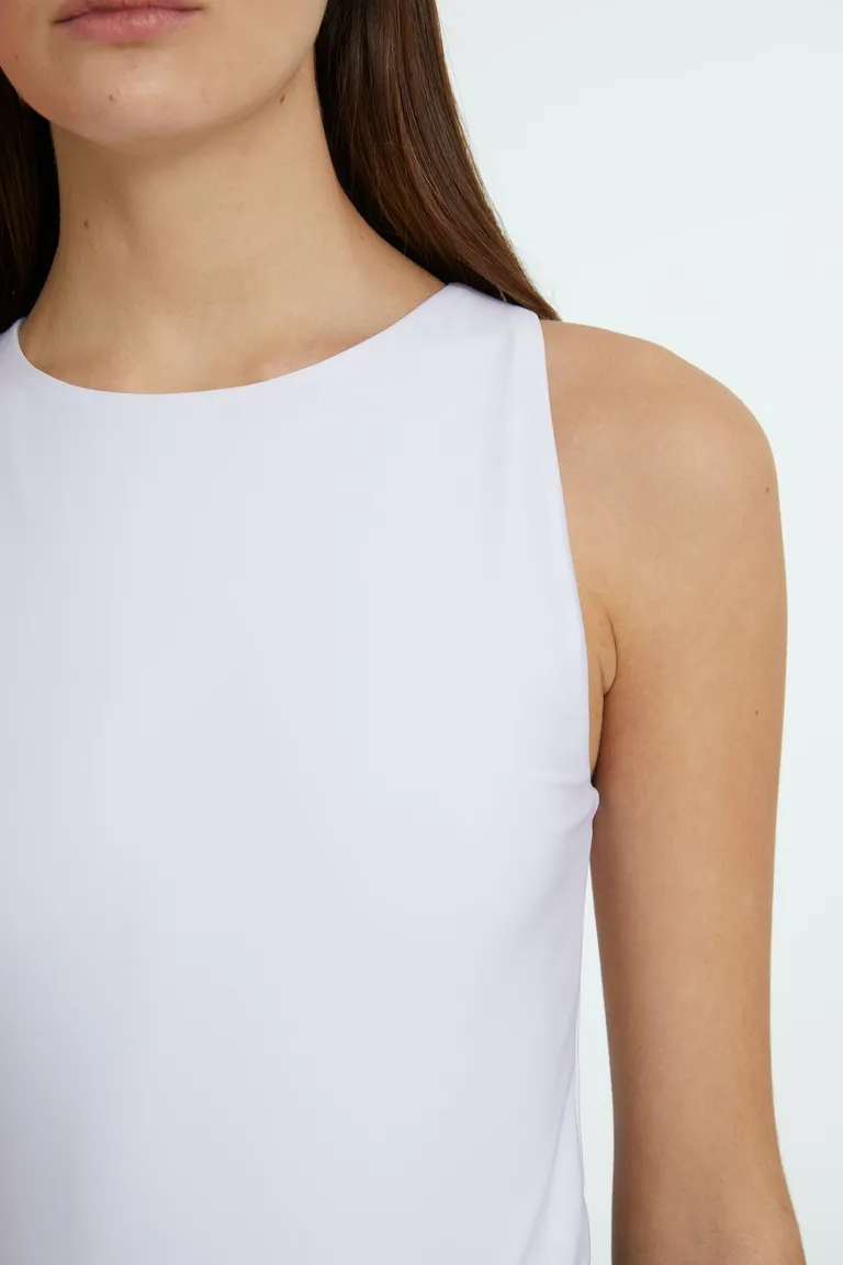 Body blanco de punto sin mangas, de calce adherente y cuello redondo de Naíma en Bodies para argentina