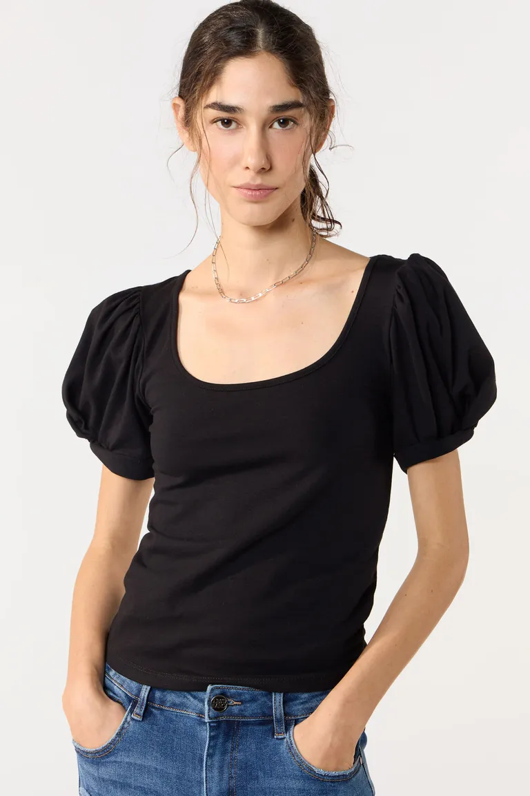 Remera negra con mangas abullonadas y escote en V, prenda versátil para un look casual y elegante de Cuesta Blanca en Remeras para argentina