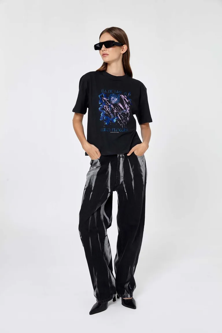 Remera con estampa exclusiva de corte regular y holgado de Naíma en Remeras para argentina