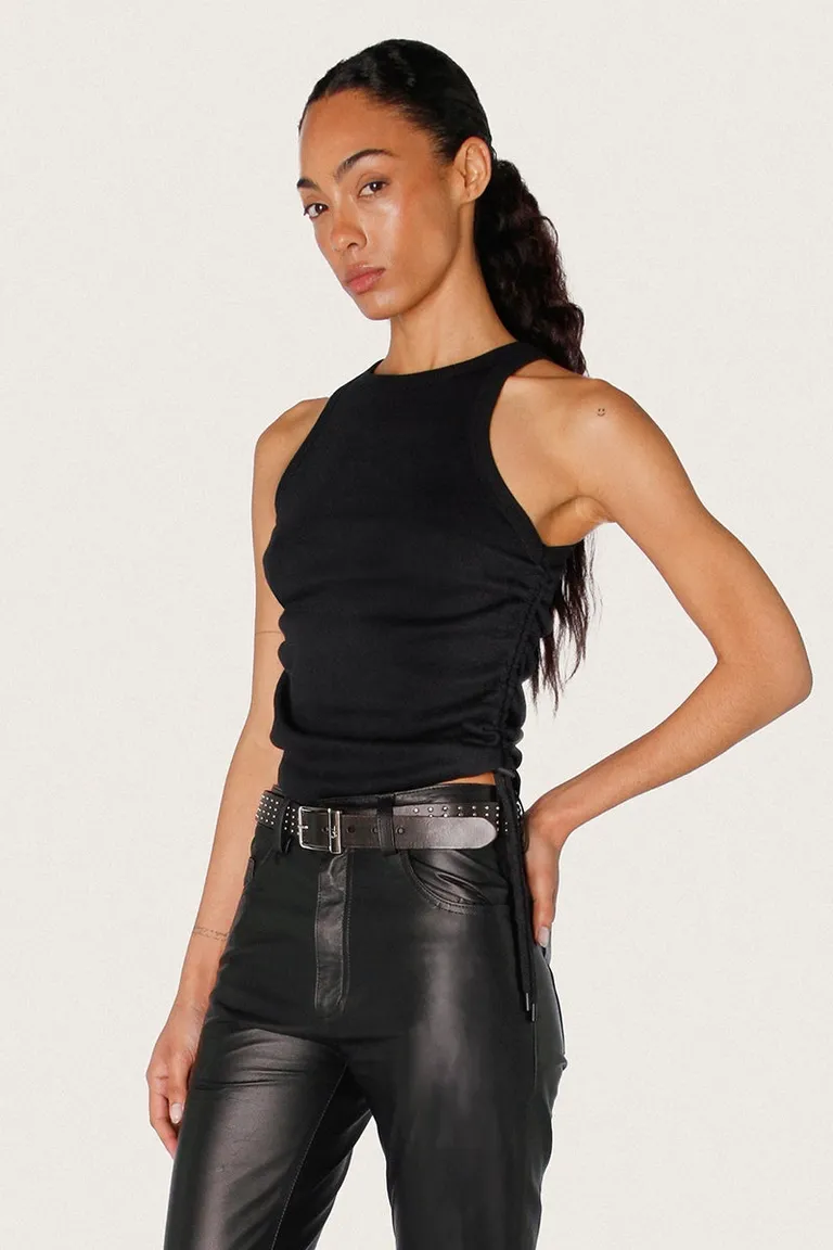 Top negro con jaretas ajustables y acabados personalizados de Sofia Sarkany en Tops para argentina