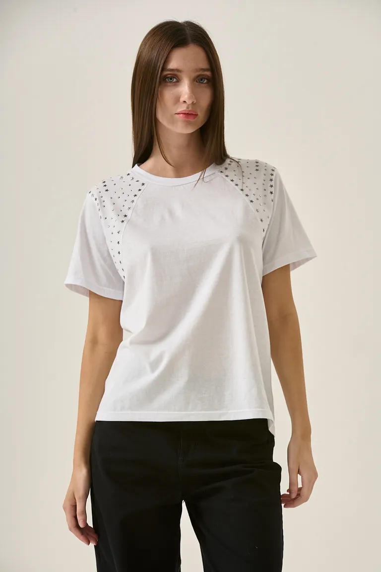 Remera blanca con tachuelas en los hombros para un look casual y moderno de Sweet en Remeras para argentina