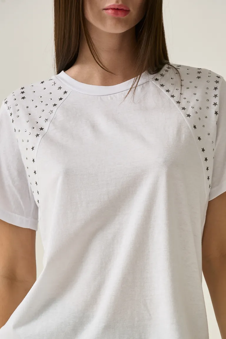 Remera blanca con tachuelas en los hombros para un look casual y moderno de Sweet en Remeras para argentina