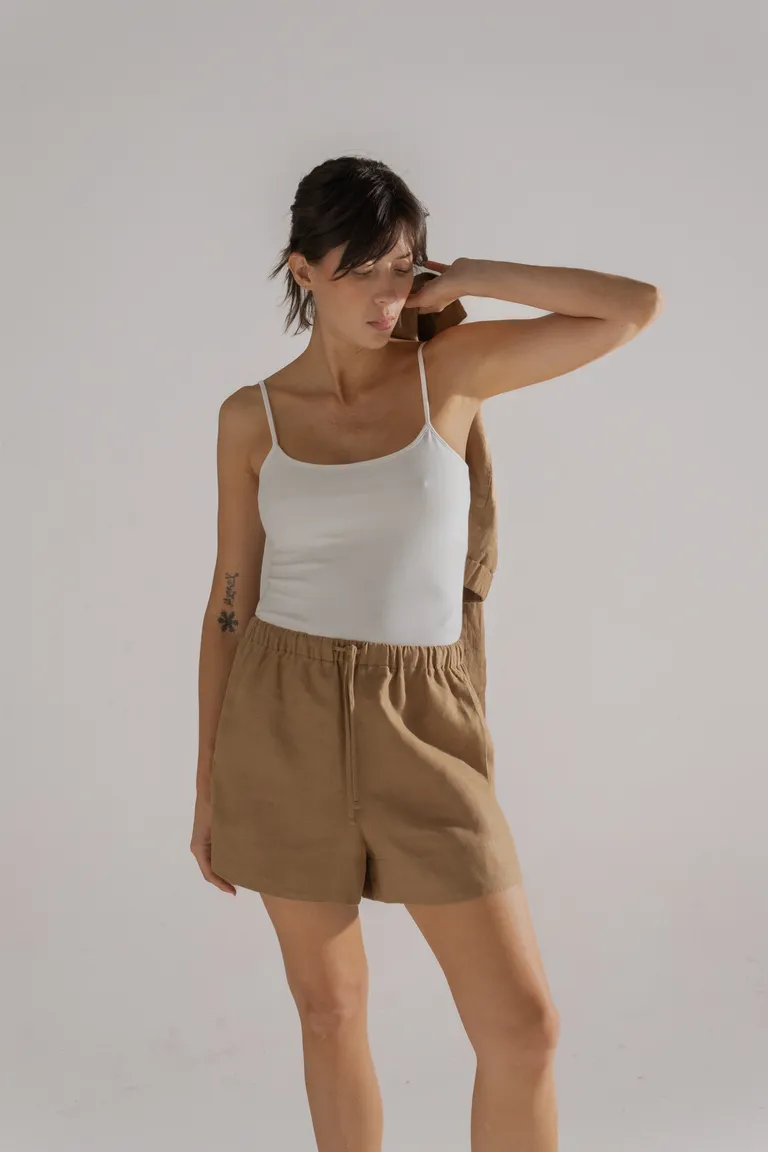 Top de tirantes finos blanco, diseño elegante y versátil para mujer de Akiabara en Tops para argentina