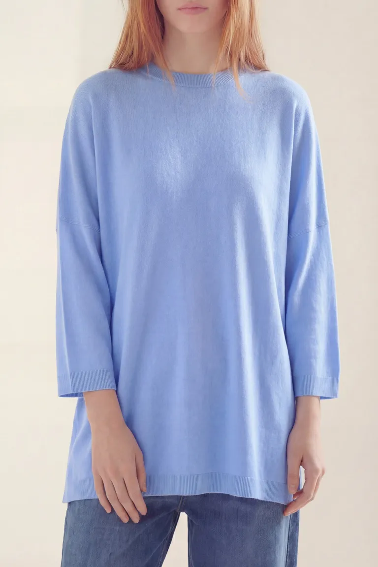 Sweater holgado de cuello redondo con mangas tres cuartos y tajos laterales en el ruedo de Akiabara en Buzos y Sweaters para argentina