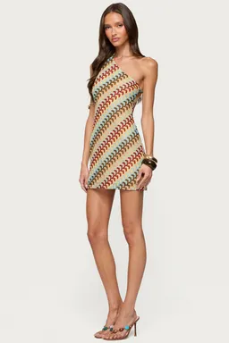 Mini vestido hombro zigzag de Edikted en Vestidos para argentina