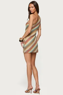 Mini vestido hombro zigzag de Edikted en Vestidos para argentina