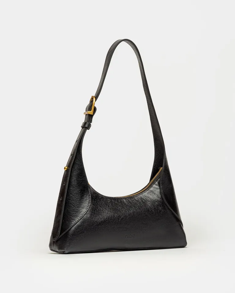 Cartera de hombro con diseño curvo manija regulable y cierre metálico de Prüne en Bolsos y Carteras para argentina