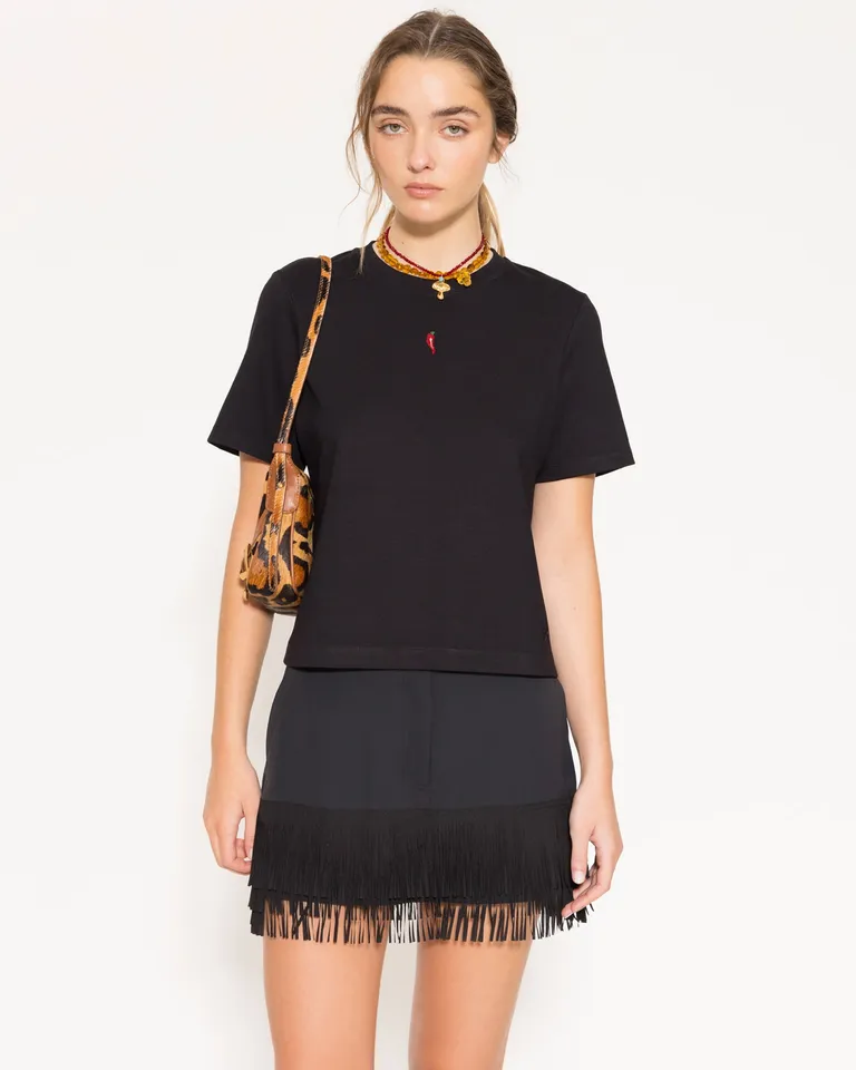 Remera negra de jersey pesado con bordado de chilli en el frente de Jazmin Chebar en Remeras para argentina