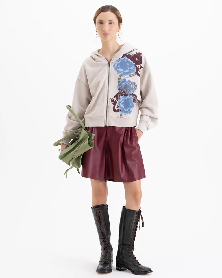 Buzo con capucha cierre frontal y estampa en delantero de Jazmin Chebar en Buzos y Sweaters para argentina