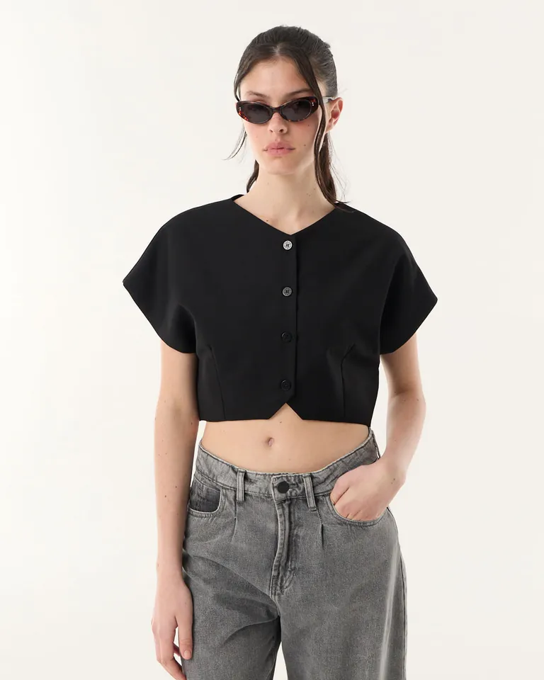 Top de corte corto con hombros caídos y cierre frontal de botones con pinzas en ruedo de Furzai en Tops para argentina