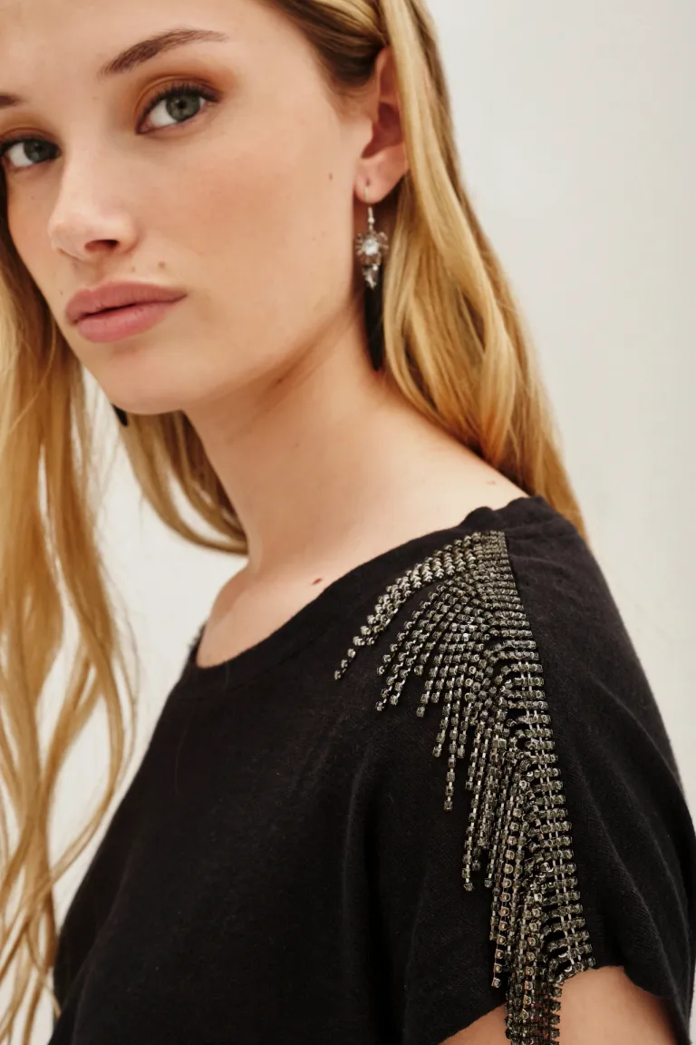 Remera de calce holgado con cuello redondo y detalle de cadenas de strass en los hombros de Rapsodia en Remeras para argentina