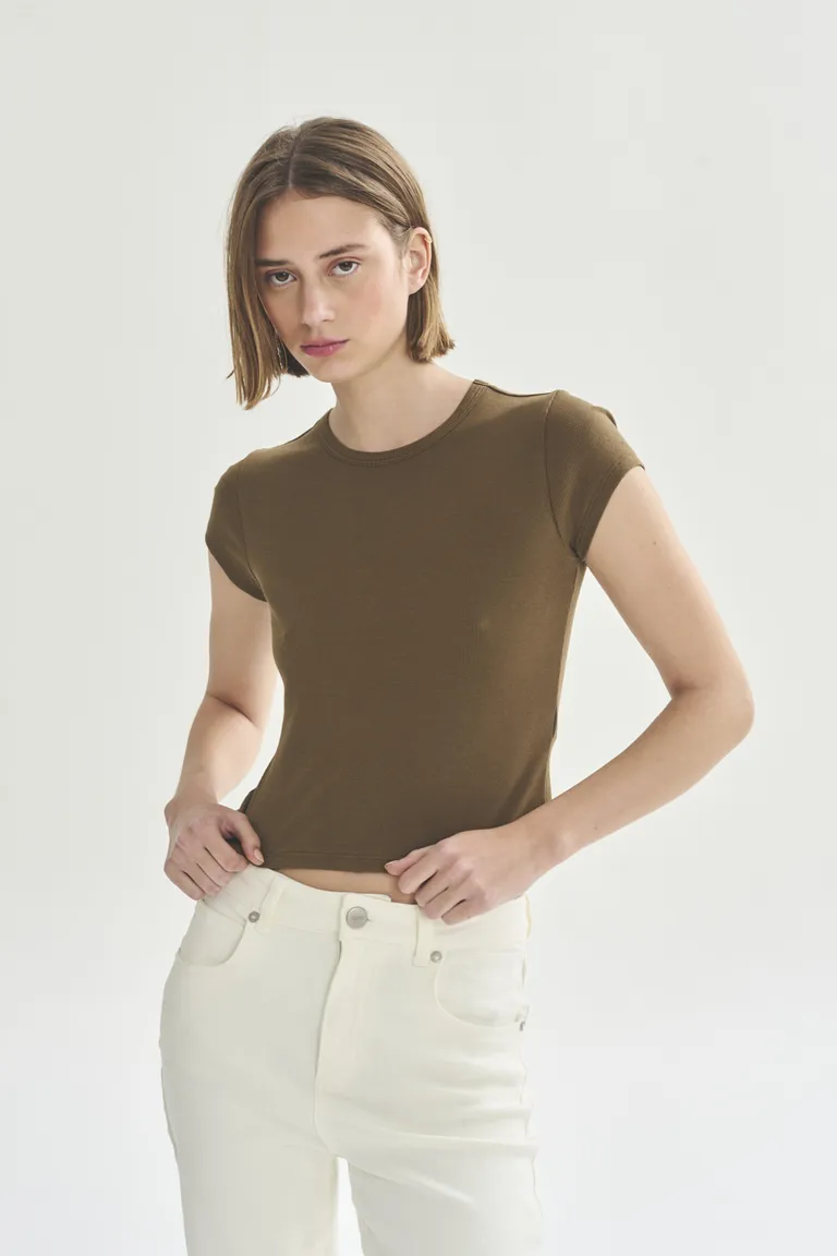 Remera de línea casual en color marrón para mujer de Akiabara en Remeras para argentina