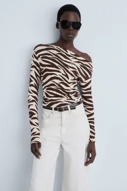 Remera cebra cuello asimétrico de Mango en Remeras para argentina