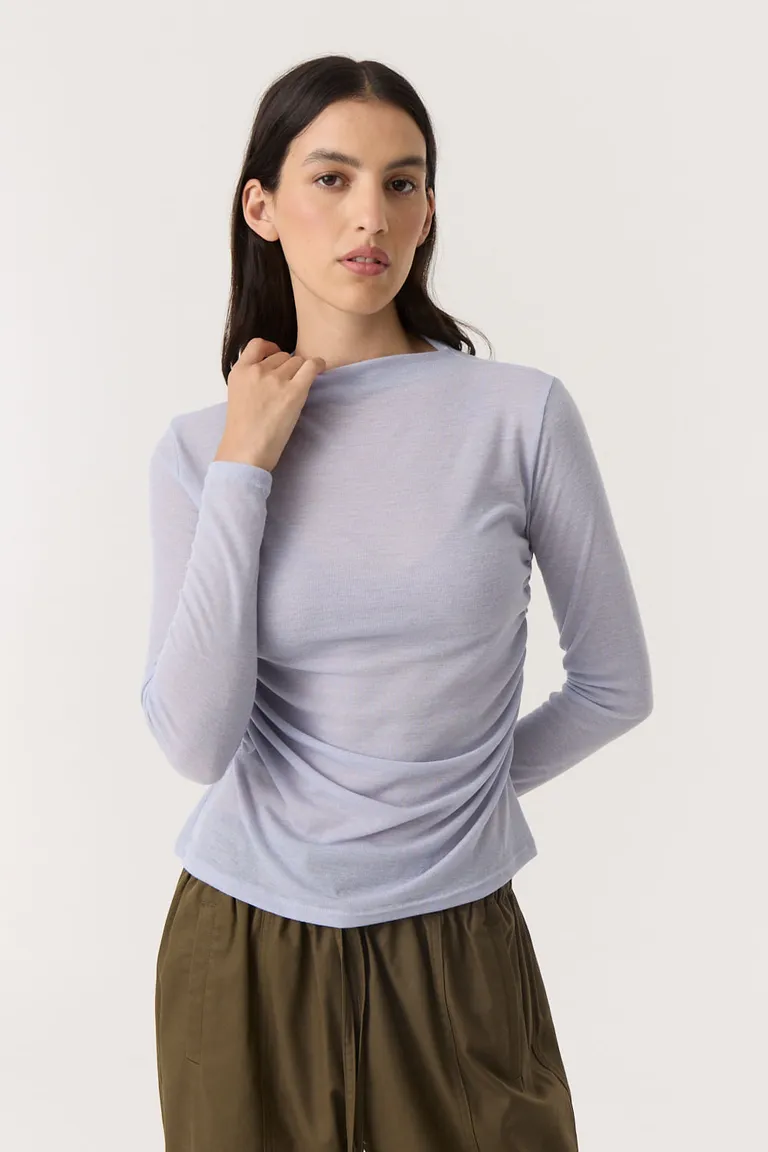 Remera de manga larga con cuello alto y laterales fruncidos de calce entallado de Furzai en Remeras para argentina