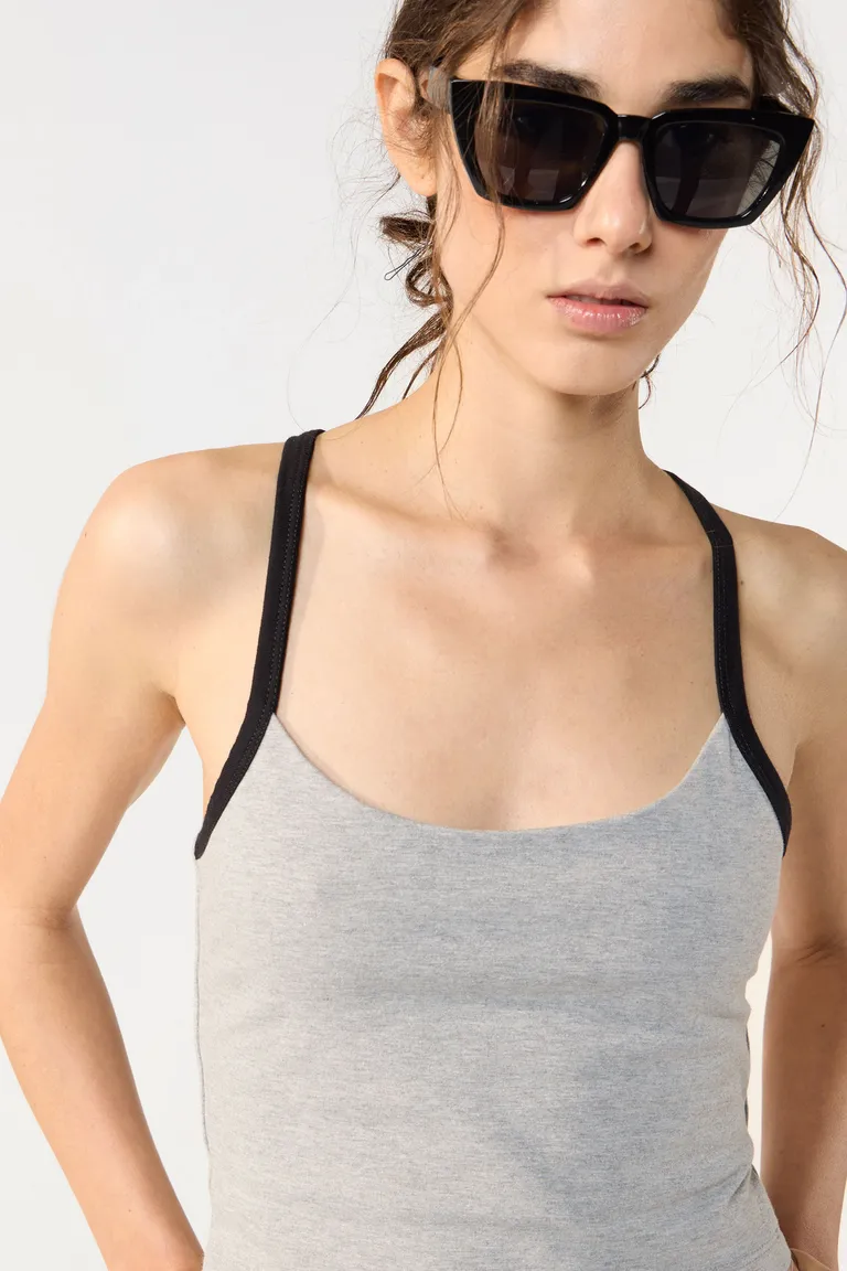 Top musculoso de diseño minimalista para mujer de Cuesta Blanca en Tops para argentina