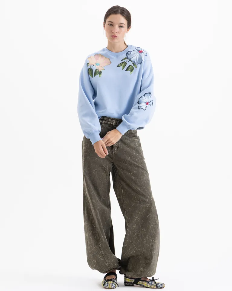 Buzo con cuello redondo corte oversize y detalle de estampa floral en frente y manga de Jazmin Chebar en Buzos y Sweaters para argentina