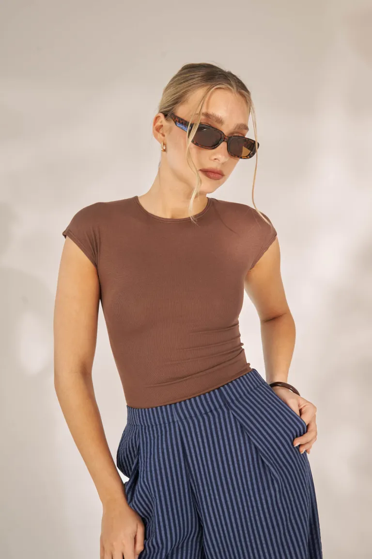 Remera de manga corta de color marrón, ideal para un look casual y sofisticado de Apricot en Remeras para argentina
