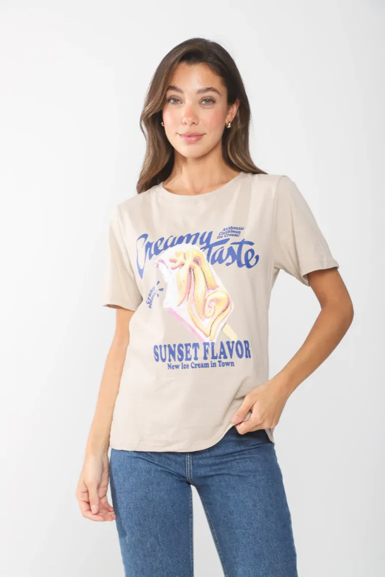 Remera de algodón con estampa playera en tonos azules y amarillos de Belle en Remeras para argentina