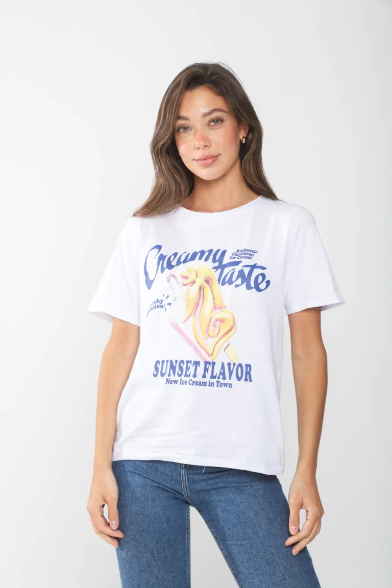 Remera de algodón con estampa playera en tonos azules y amarillos de Belle en Remeras para argentina