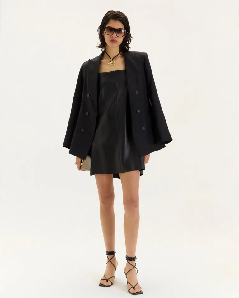 Vestido corto en cuero sintético con escote trapecio y espalda descubierta de Blue Sheep en Vestidos para argentina