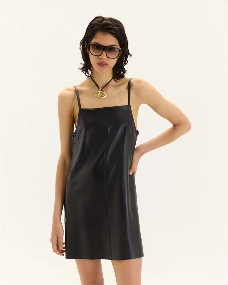 Vestido corto en cuero sintético con escote trapecio y espalda descubierta de Blue Sheep en Vestidos para argentina