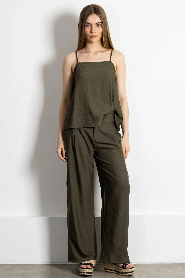 Blusa musculosa con breteles regulables y textura arrugada en color verde de Kill en Blusas para argentina