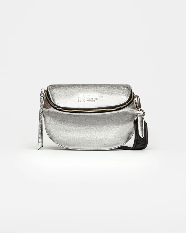 Bandolera suave de cuero metalizado, versátil y con amplia capacidad de almacenamiento de Prüne en Bolsos y Carteras para argentina