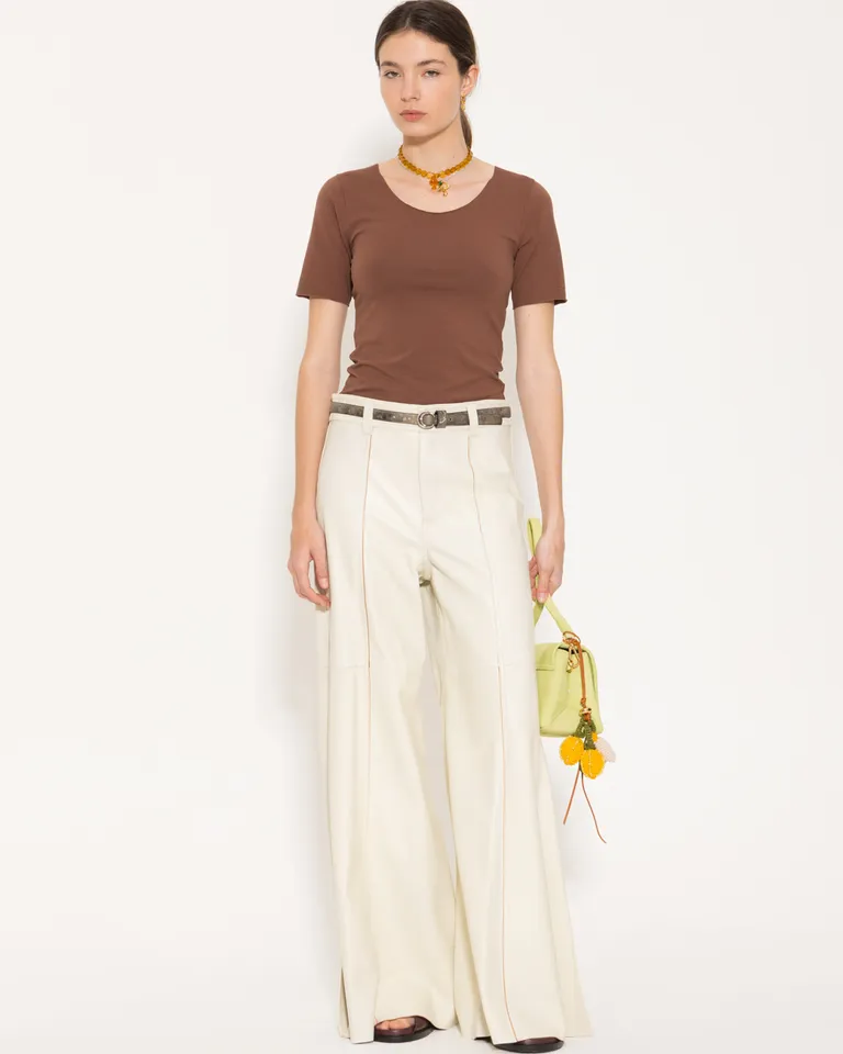 Pantalón de cuero ovino con silueta amplia y pata ancha para un look moderno y sofisticado de Jazmin Chebar en Pantalones para argentina