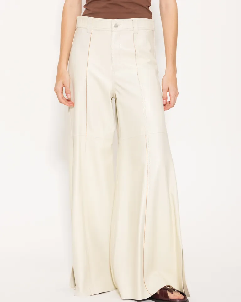 Pantalón de cuero ovino con silueta amplia y pata ancha para un look moderno y sofisticado de Jazmin Chebar en Pantalones para argentina
