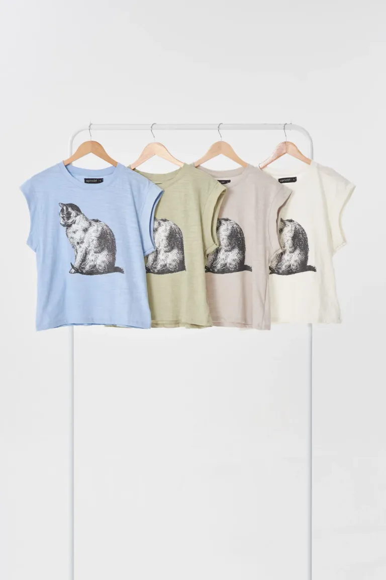 Remera con estampado de gato en colores neutros y versátil para el día a día de las mujeres de Apricot en Remeras para argentina