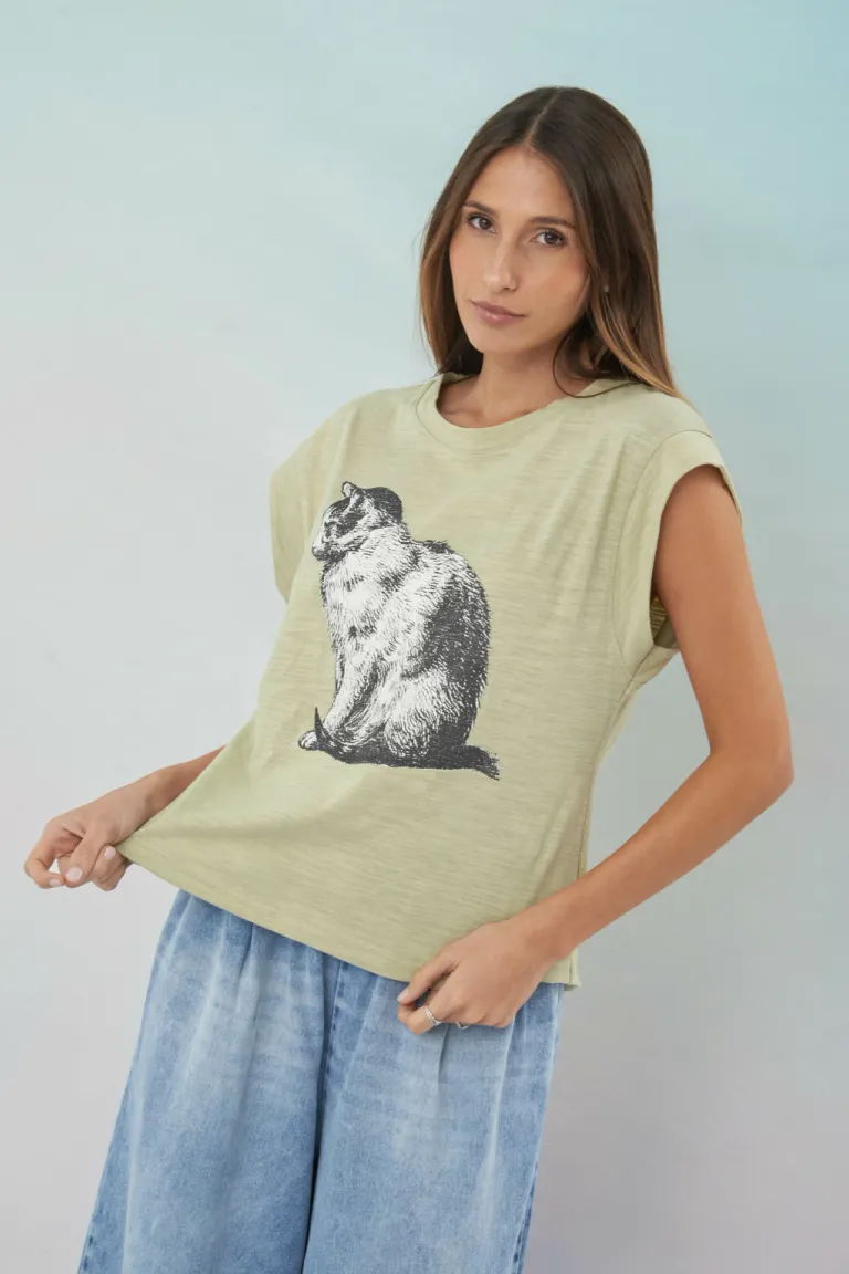 Remera con estampado de gato en colores neutros y versátil para el día a día de las mujeres de Apricot en Remeras para argentina