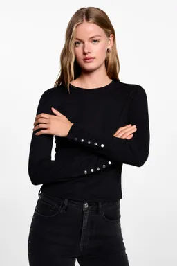 Remera tachuelas manga larga de Mango Teen en Buzos y Sweaters para argentina