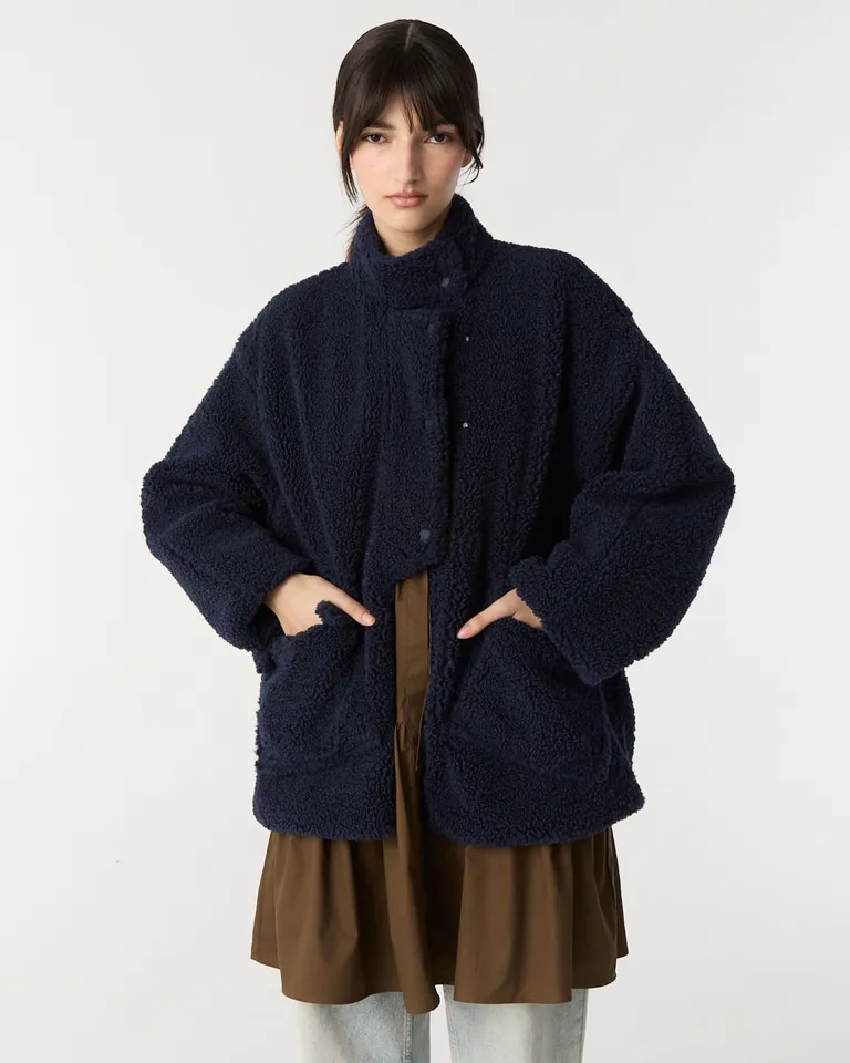 Campera de textura afelpada con cuello alto bolsillos frontales y cierre oculto de Furzai en Chaquetas para argentina