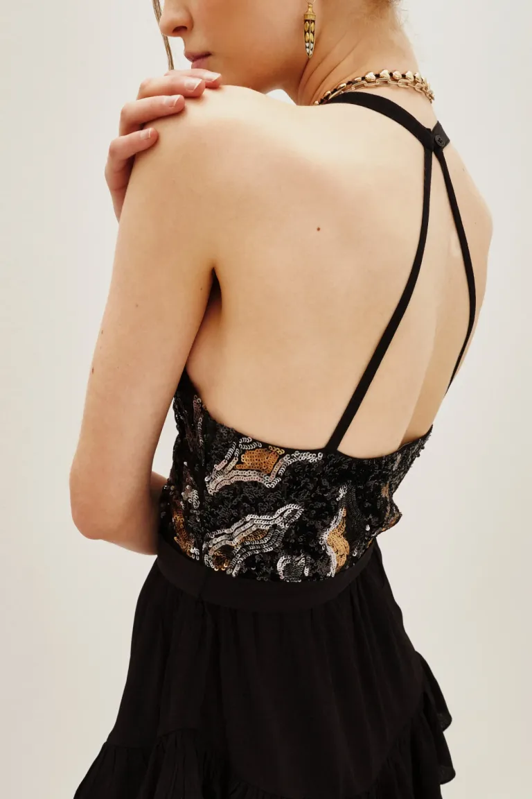 Vestido corto con escote en V, espalda descubierta, cuerpo bordado con lentejuelas y falda con volados de Rapsodia en Vestidos para argentina