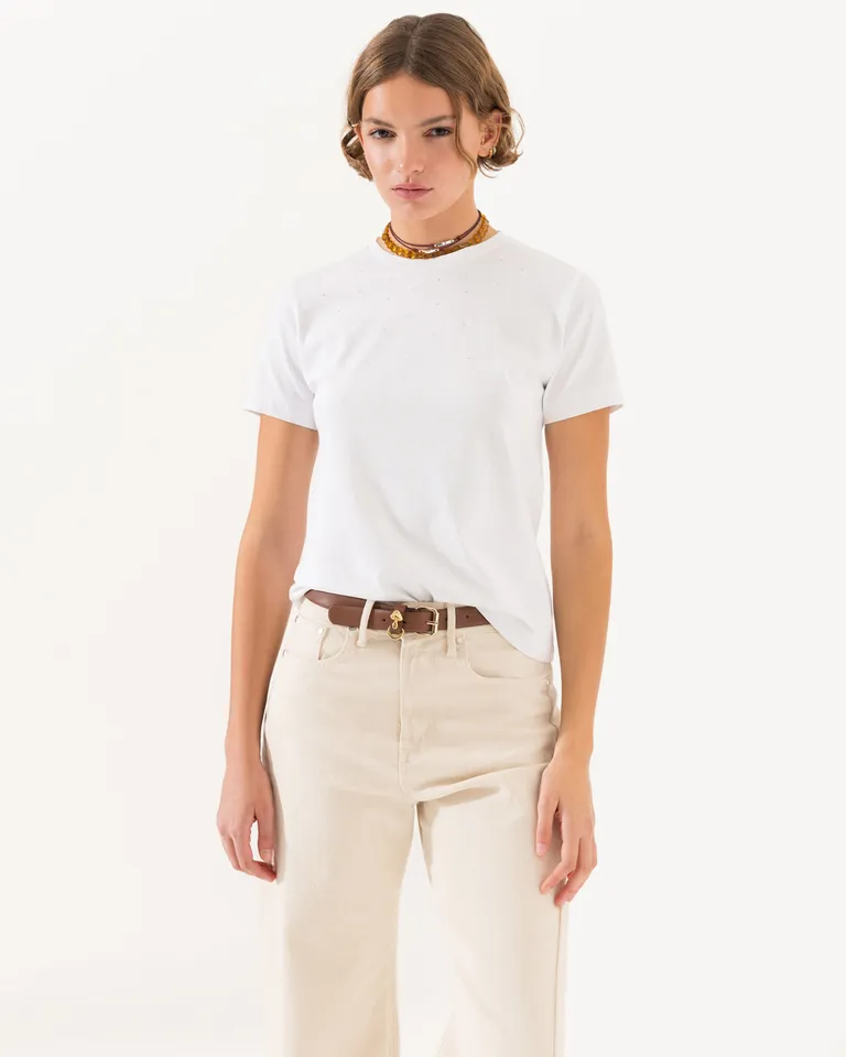 Remera blanca de corte clásico, perfecta para un look casual y versátil de Jazmin Chebar en Remeras para argentina