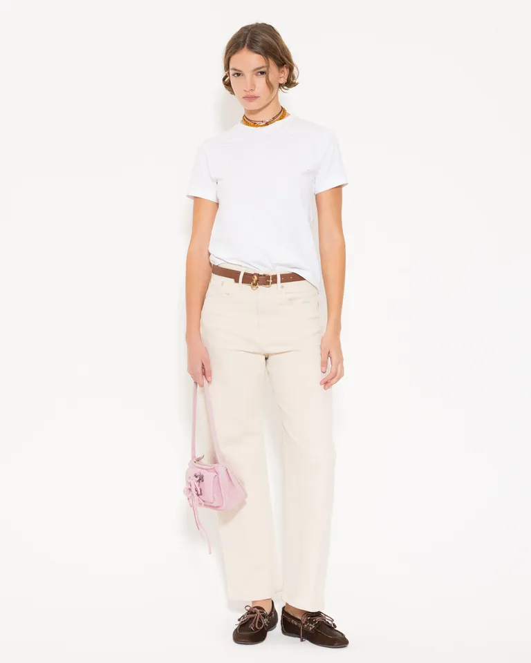 Remera blanca de corte clásico, perfecta para un look casual y versátil de Jazmin Chebar en Remeras para argentina
