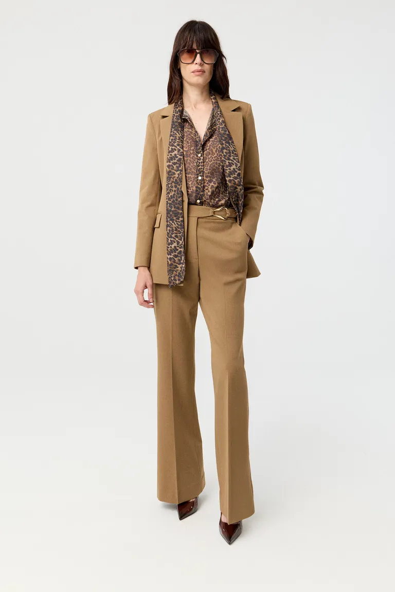 Blazer de sastrería entallado con cierre de un botón y bolsillos laterales con solapa de Markova en Blazers para argentina