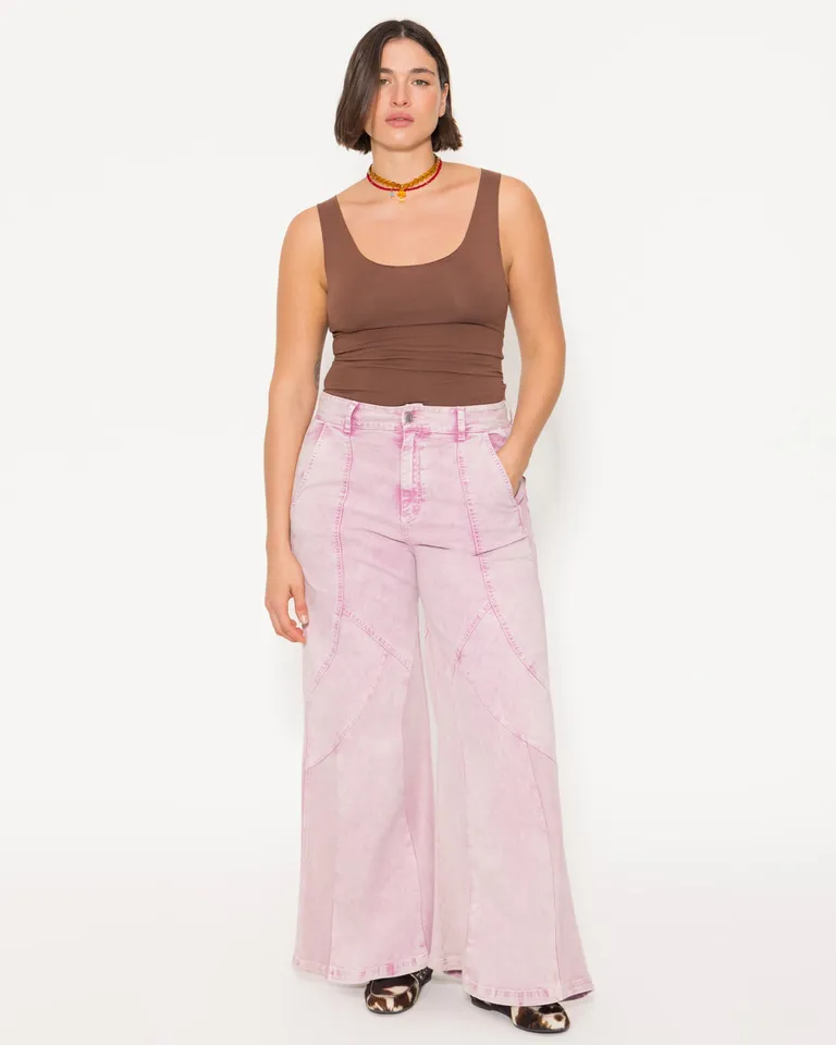 Pantalón carmy ancho con detalles en las costuras para un estilo elegante y femenino de Jazmin Chebar en Pantalones para argentina