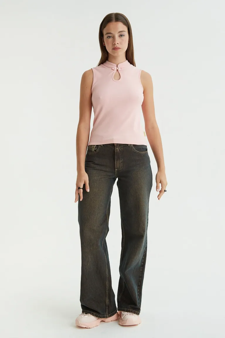 Pantalón wide leg de tiro alto con corte relajado y diseño minimalista de Las Pepas en Pantalones para argentina