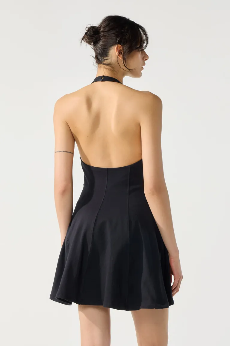Vestido corto liso en jersey con escote halter y falda con vuelo de Cuesta Blanca en Vestidos para argentina