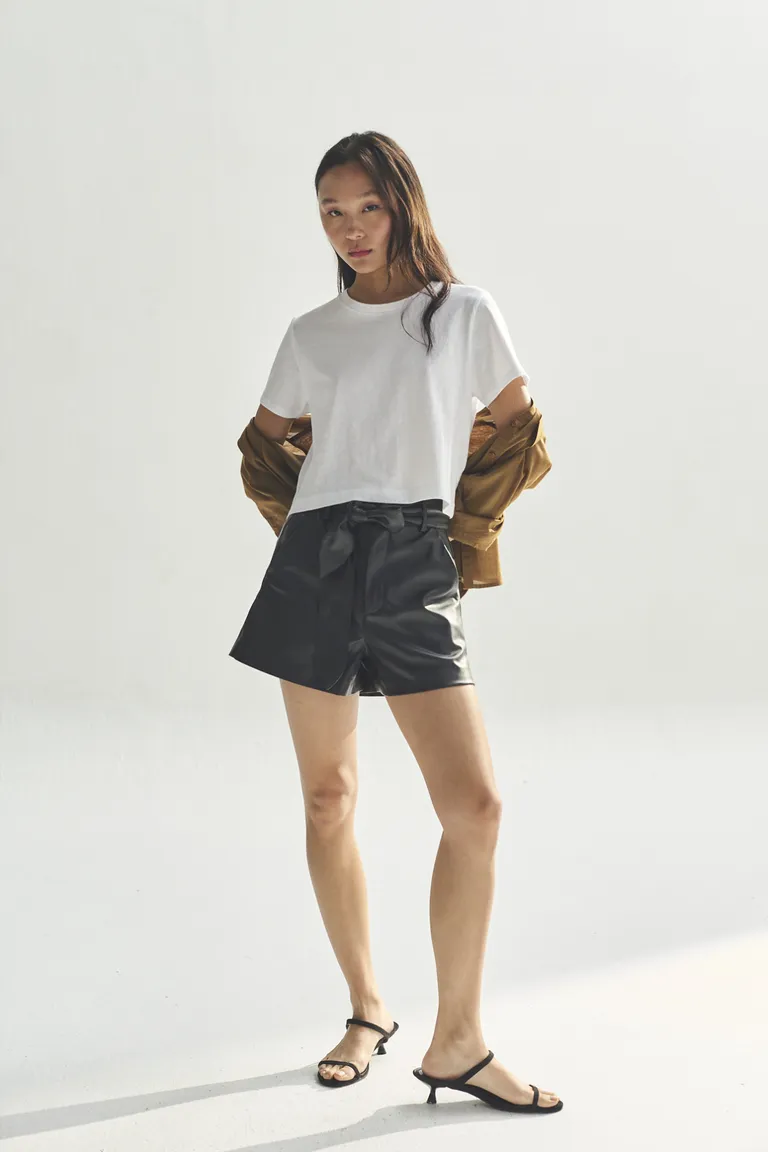 Remera de cuello redondo en color blanco para mujer de Akiabara en Remeras para argentina