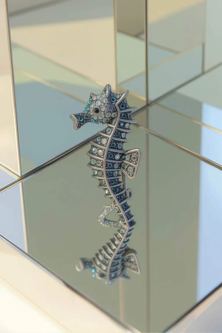 Prendedor decorativo con forma de caballito de mar y apliques brillantes de Maria Cher en Bijouterie para argentina
