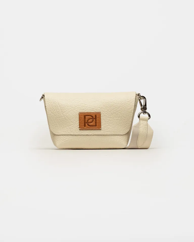 Bolso de mano de cuero graneado en tono beige, diseño versátil y espacioso de Prüne en Bolsos y Carteras para argentina