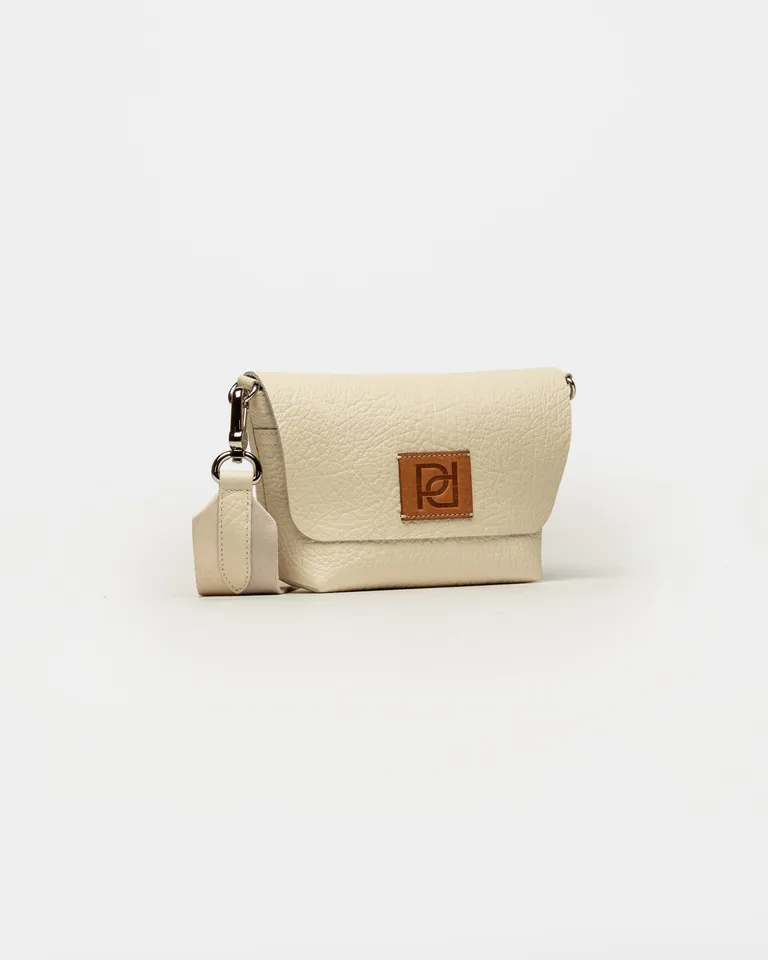Bolso de mano de cuero graneado en tono beige, diseño versátil y espacioso de Prüne en Bolsos y Carteras para argentina