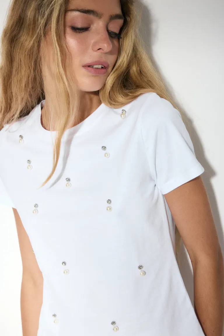 Remera de algodón con aplicaciones de perlas decorativas de Audaz en Remeras para argentina