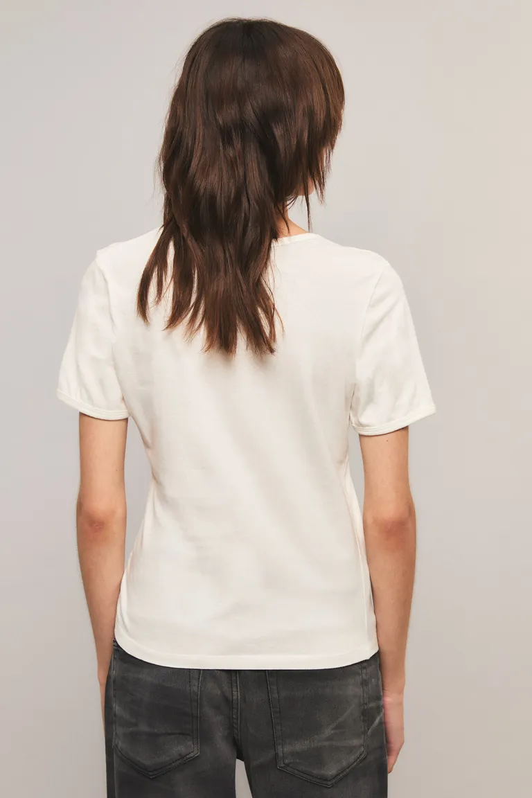 Remera manga corta con cuello en V y estampa frontal de diseño gráfico de Kosiuko en Remeras para argentina