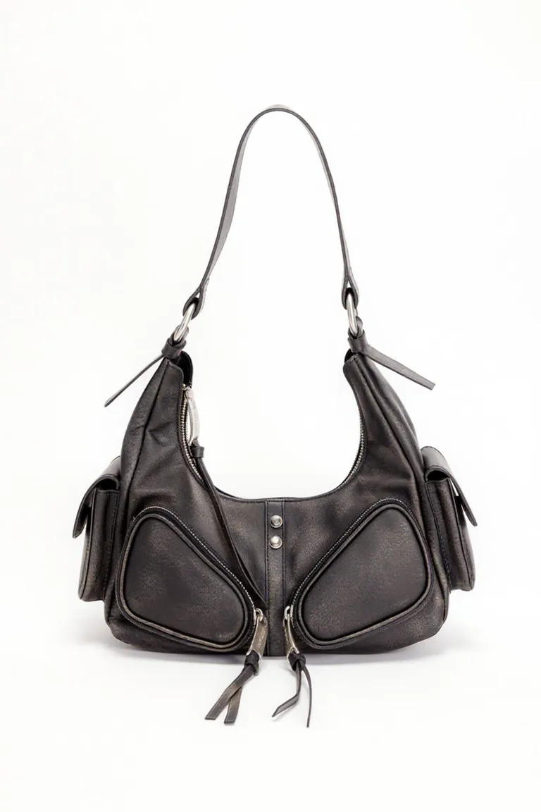 Cartera de Cuero Negro con Desgaste y Cierre Metálico de Maria Cher en Bolsos y Carteras para argentina